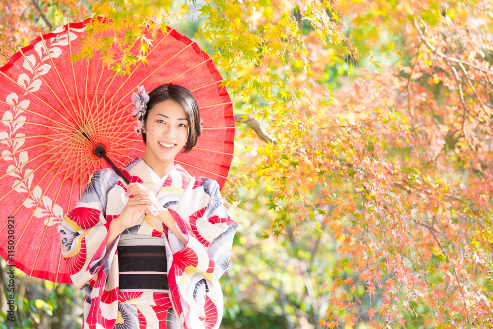 秋天穿和服的迷人亚洲女人