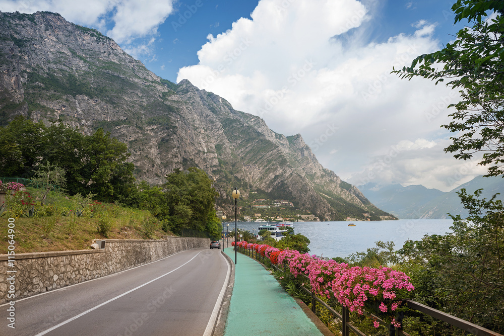 Romantische Küstenstraße bei Limone sul Garda, Italien