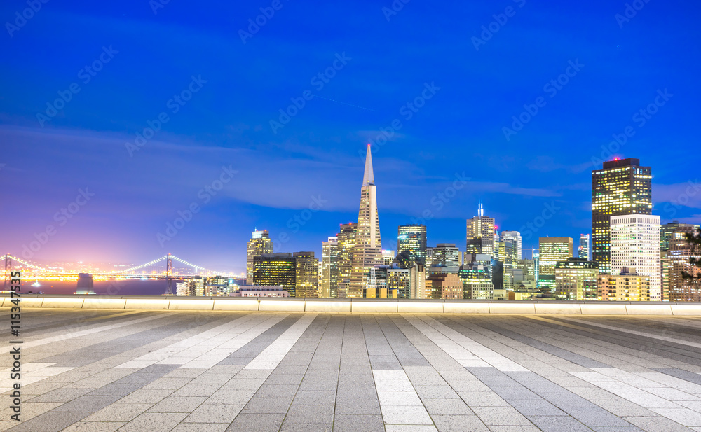 旧金山夜景与天际线的空地