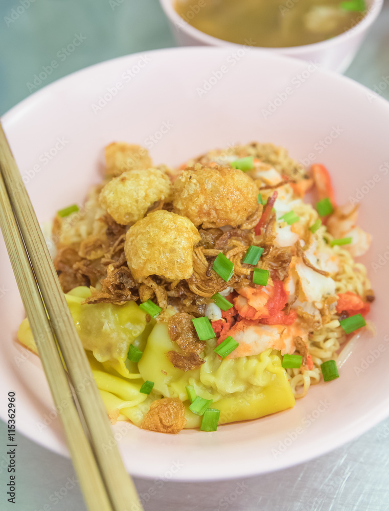 中国鸡蛋面配红烤猪肉，中国面条，中国美食