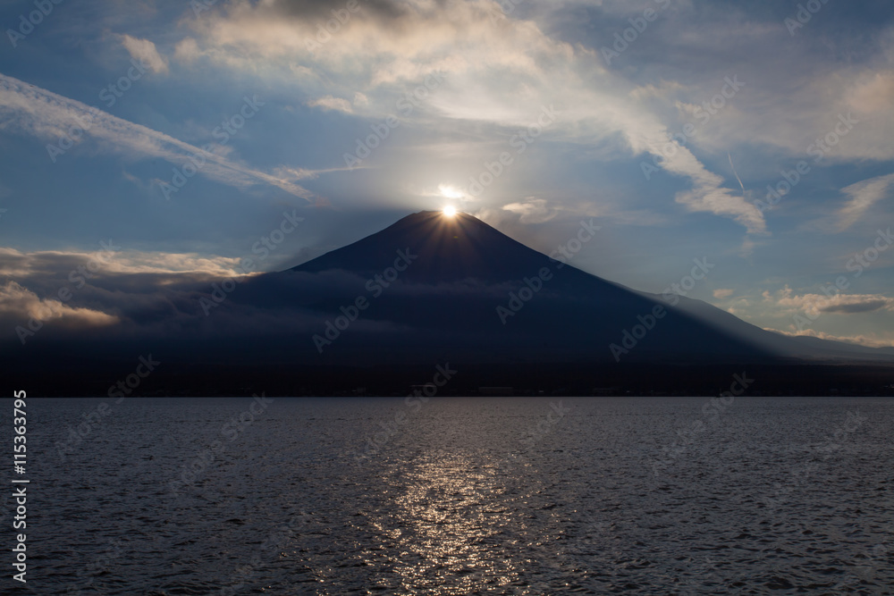 富士钻石，富士山顶日落，秋季山中湖倒影