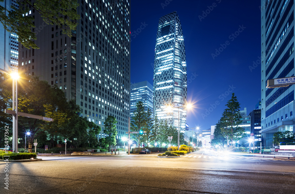 夜间东京市中心道路交通繁忙