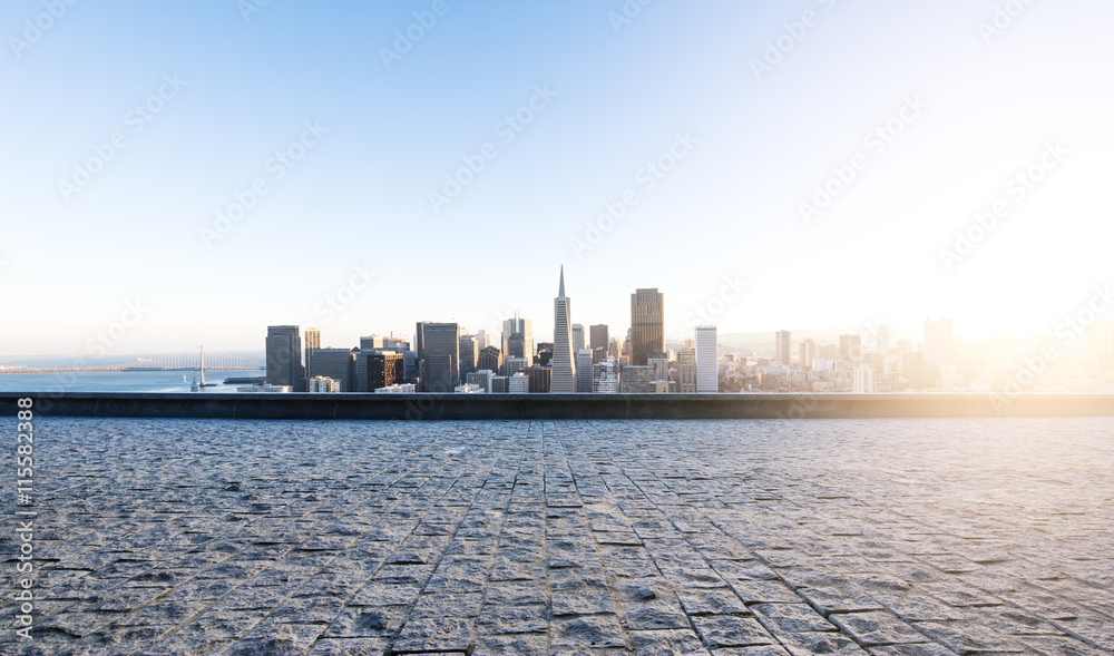 阳光旧金山城市景观和天际线的空旷街道