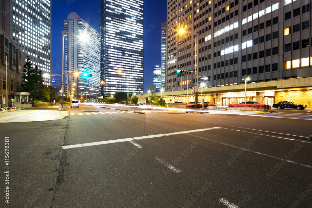 东京市中心夜间道路交通