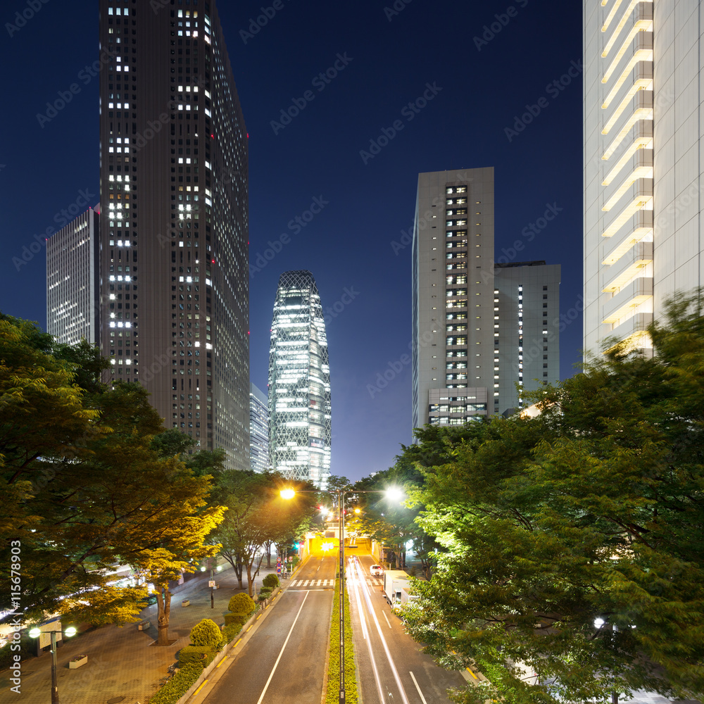 东京市中心夜间道路交通