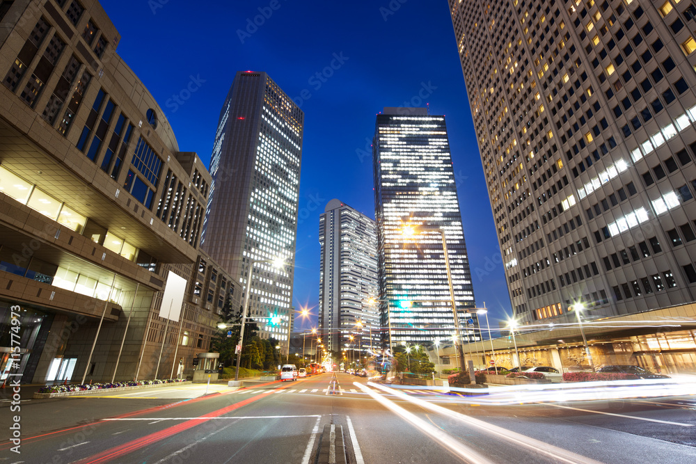 夜间东京市中心道路上的交通