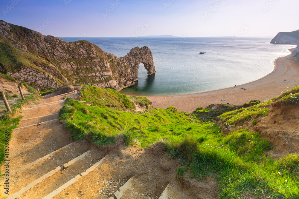 英国多塞特侏罗纪海岸海滩上的Durdle Door