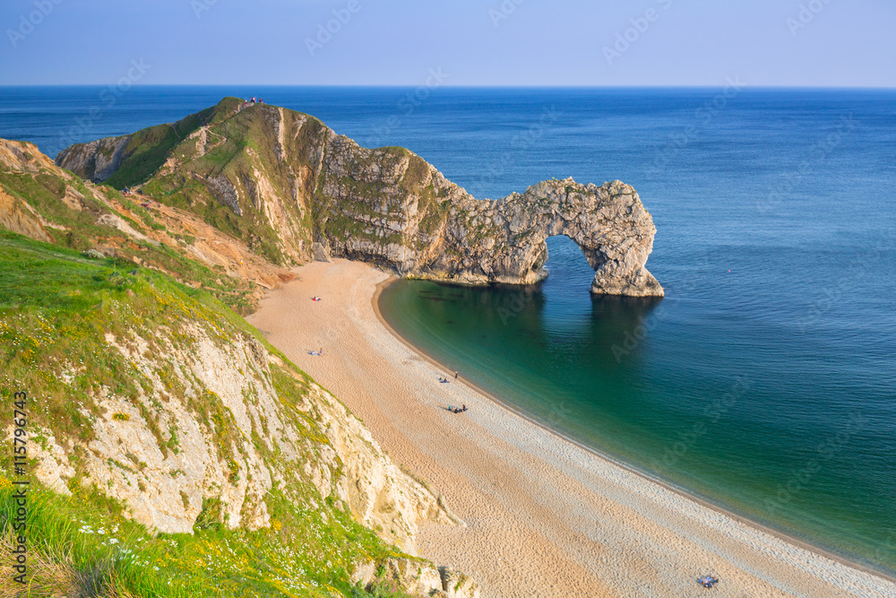 英国多塞特侏罗纪海岸海滩上的Durdle Door