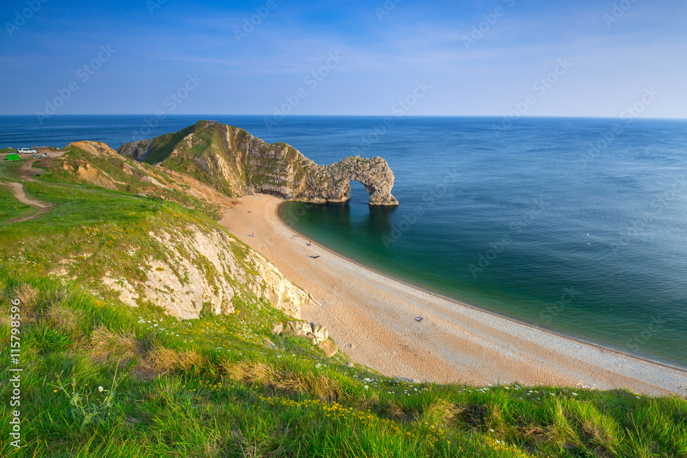 英国多塞特侏罗纪海岸海滩上的Durdle Door