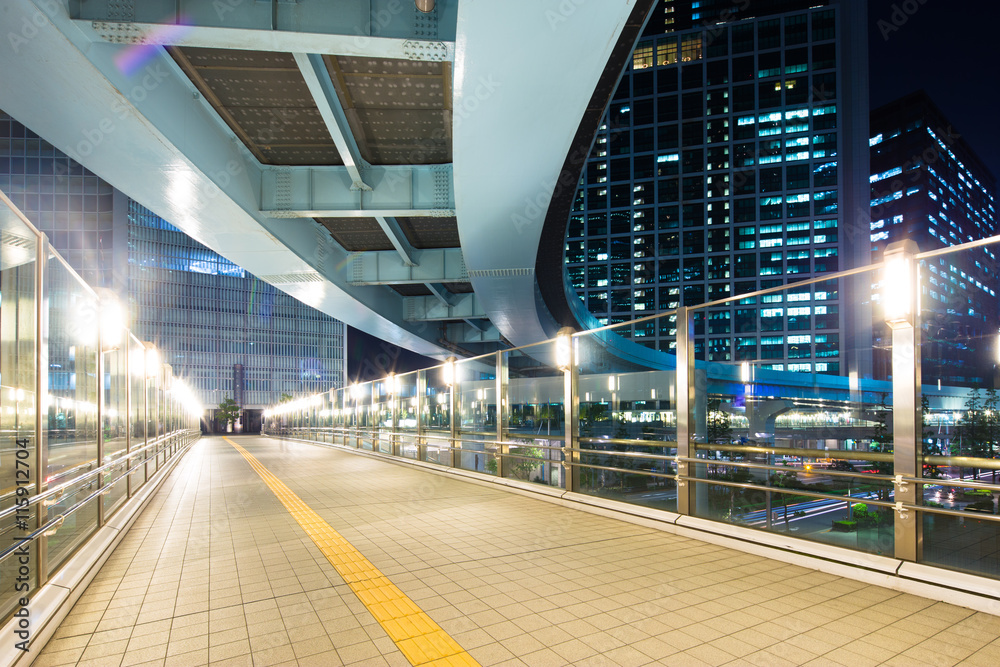 东京市中心空荡荡的街道上的现代建筑