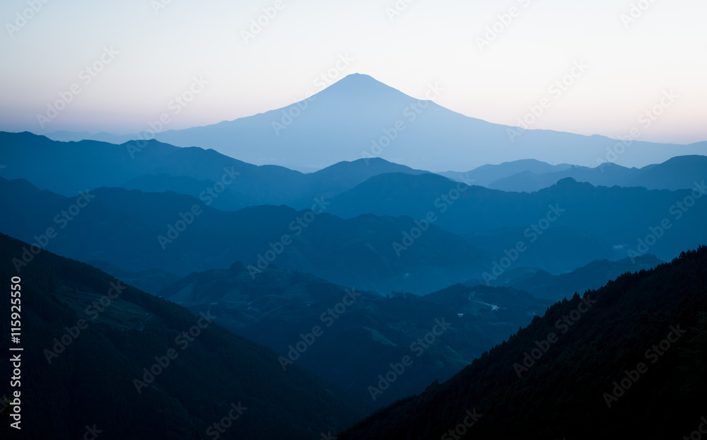 静冈县高山上秋天富士山的日出时间很美