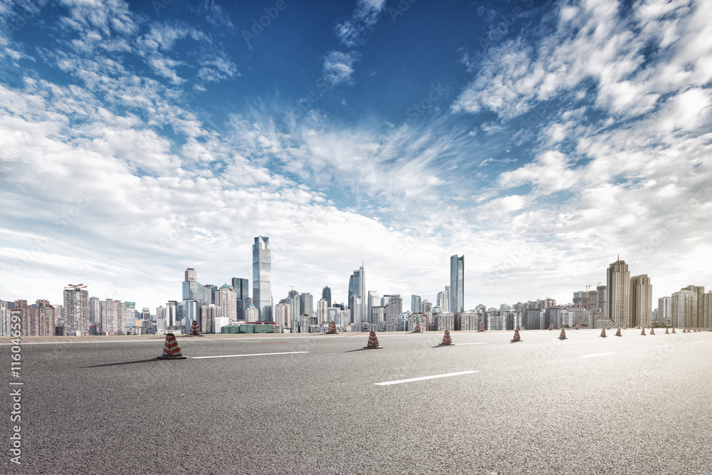 空旷的道路，云天重庆的城市景观和天际线