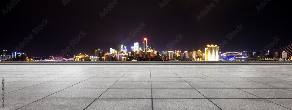 空旷的楼层，夜晚重庆的城市景观和天际线