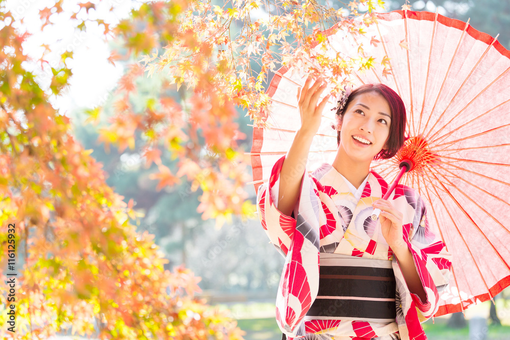 秋天穿和服的迷人亚洲女人