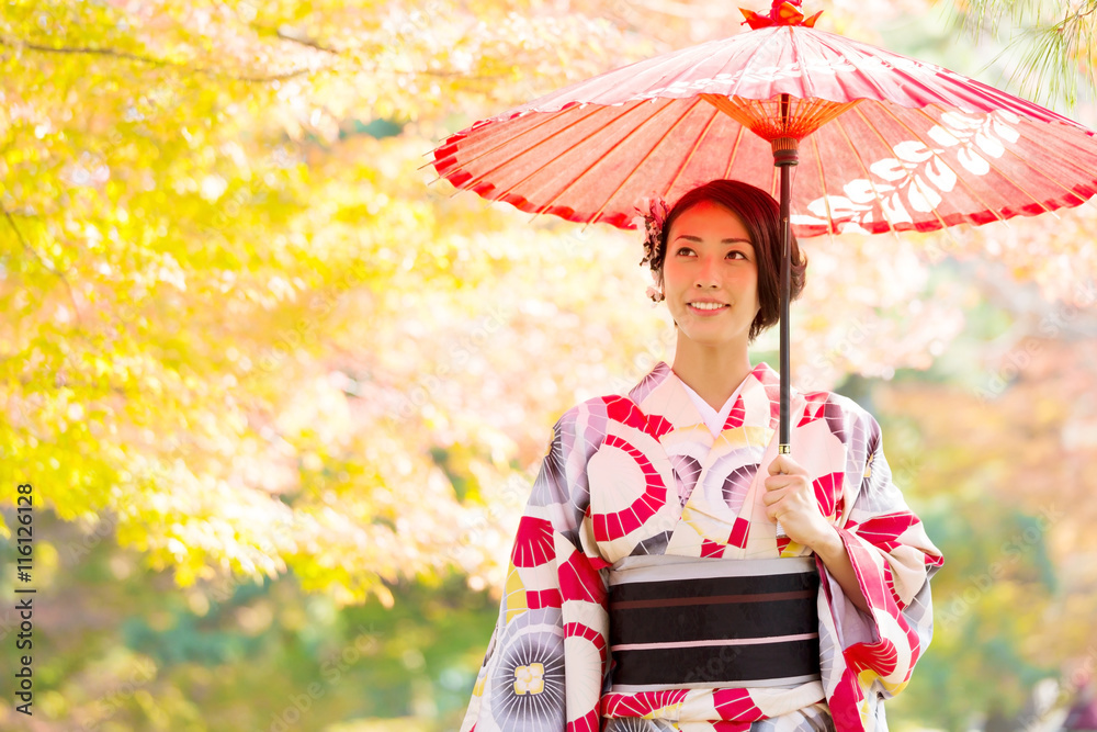 秋天穿和服的迷人亚洲女人