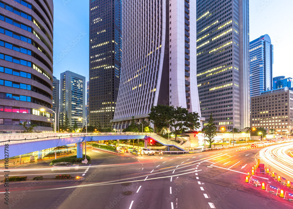 黄昏时东京市中心道路上的交通