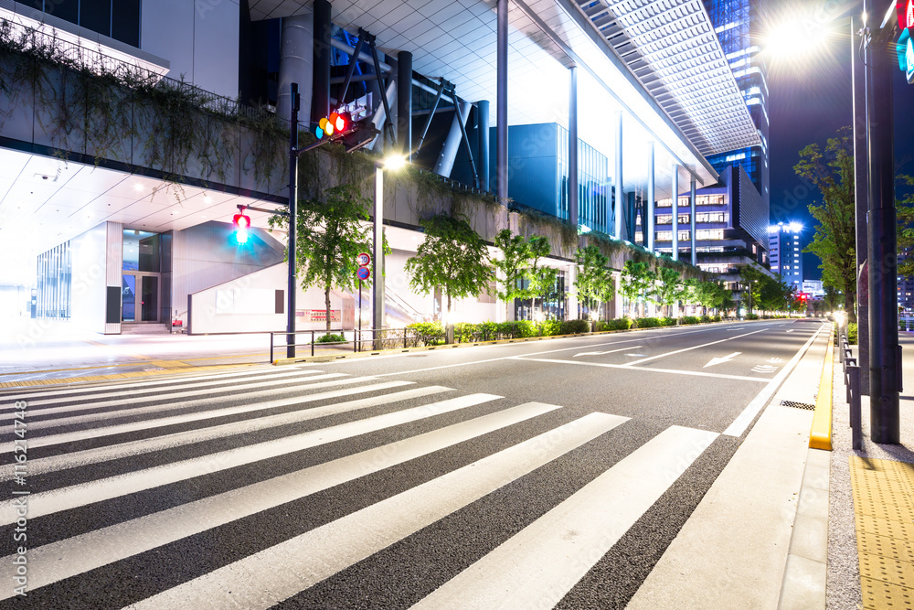 东京市中心十字路口夜间交通