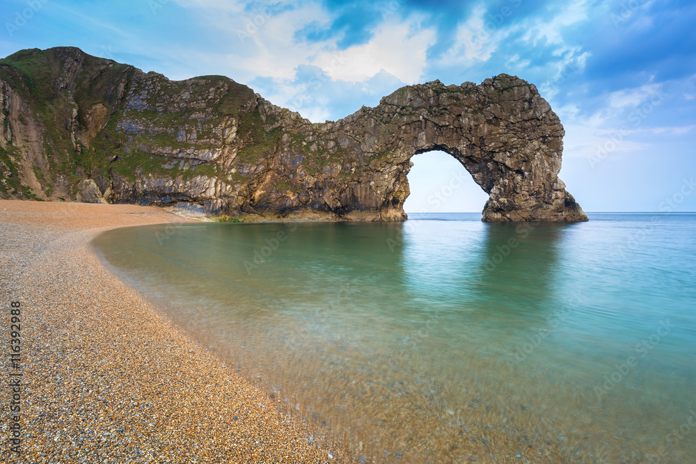 英国多塞特侏罗纪海岸海滩上的Durdle Door