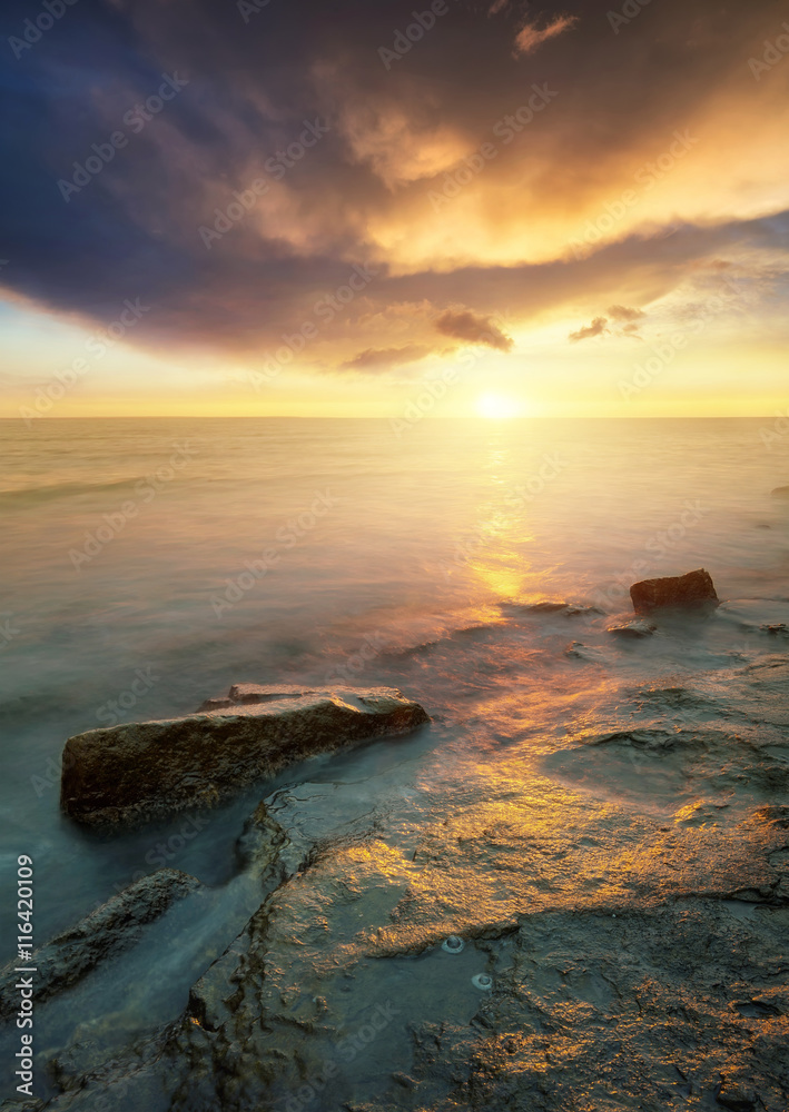 日出时的海景。美丽的自然夏季海景