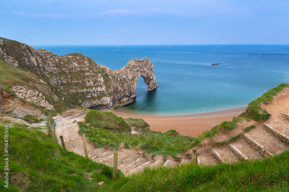 英国多塞特侏罗纪海岸海滩上的Durdle Door