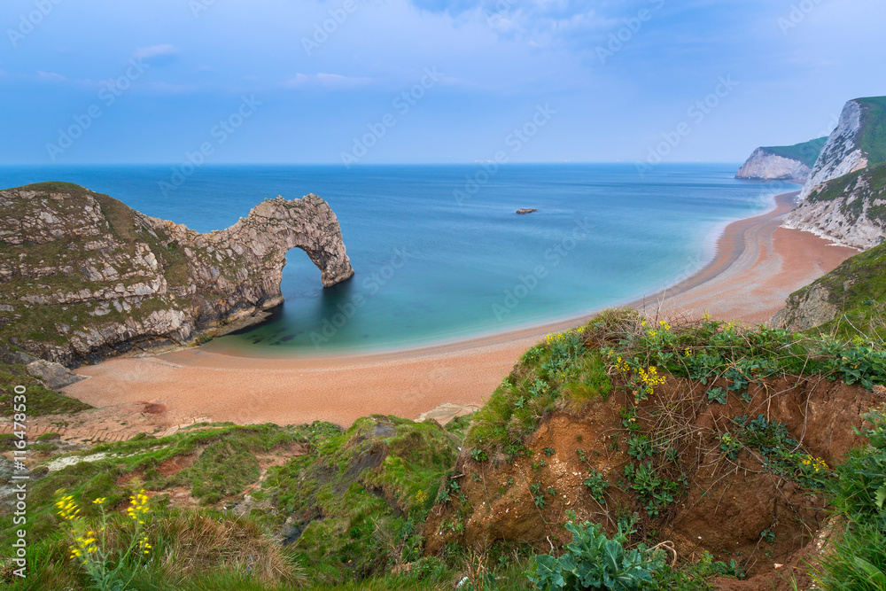 英国多塞特侏罗纪海岸海滩上的Durdle Door