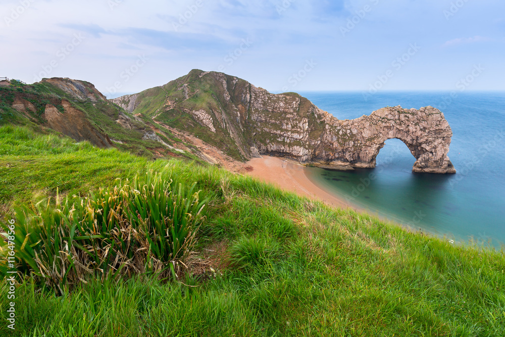 英国多塞特侏罗纪海岸海滩上的Durdle Door