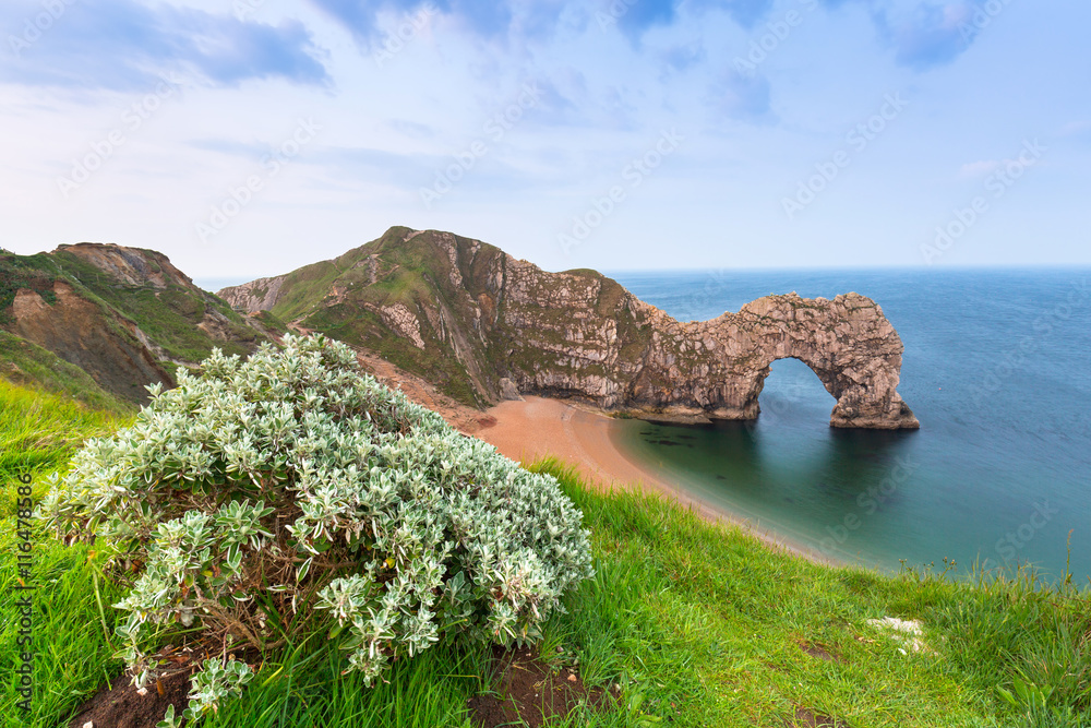 英国多塞特侏罗纪海岸海滩上的Durdle Door