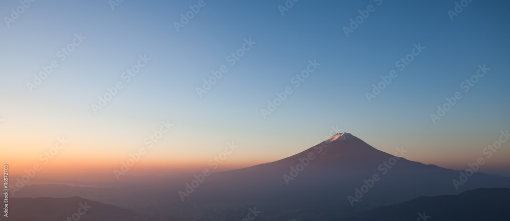 富士山顶和秋季日出的天空