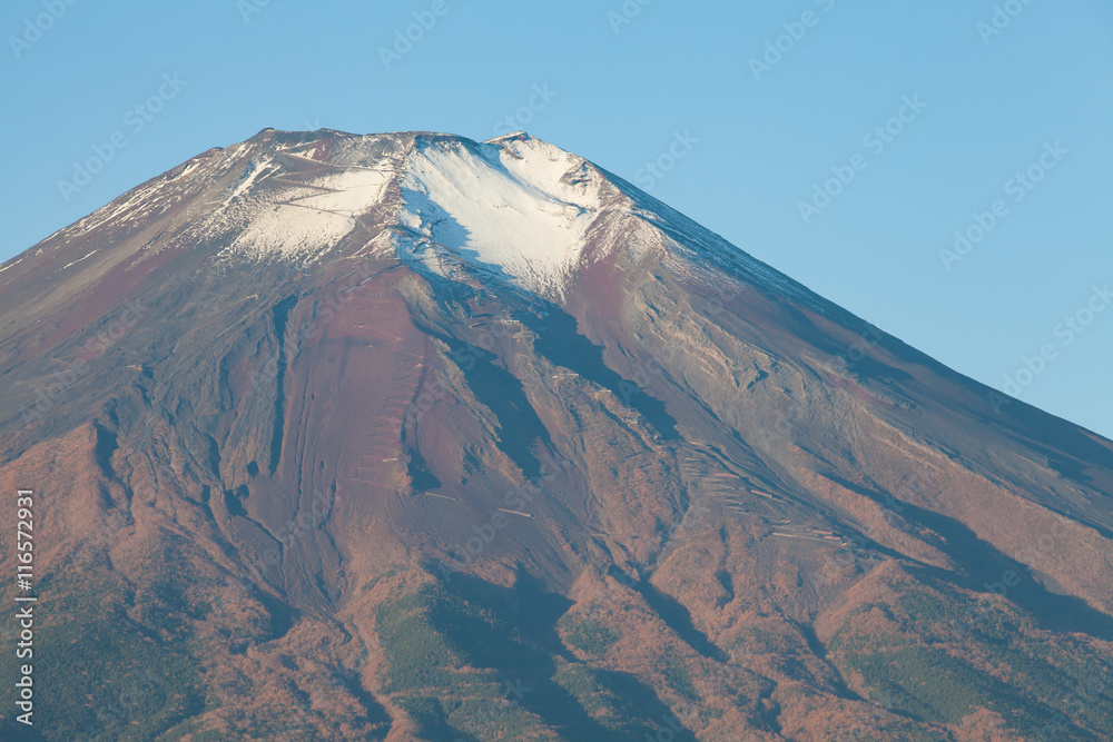 富士山顶，秋天有雪