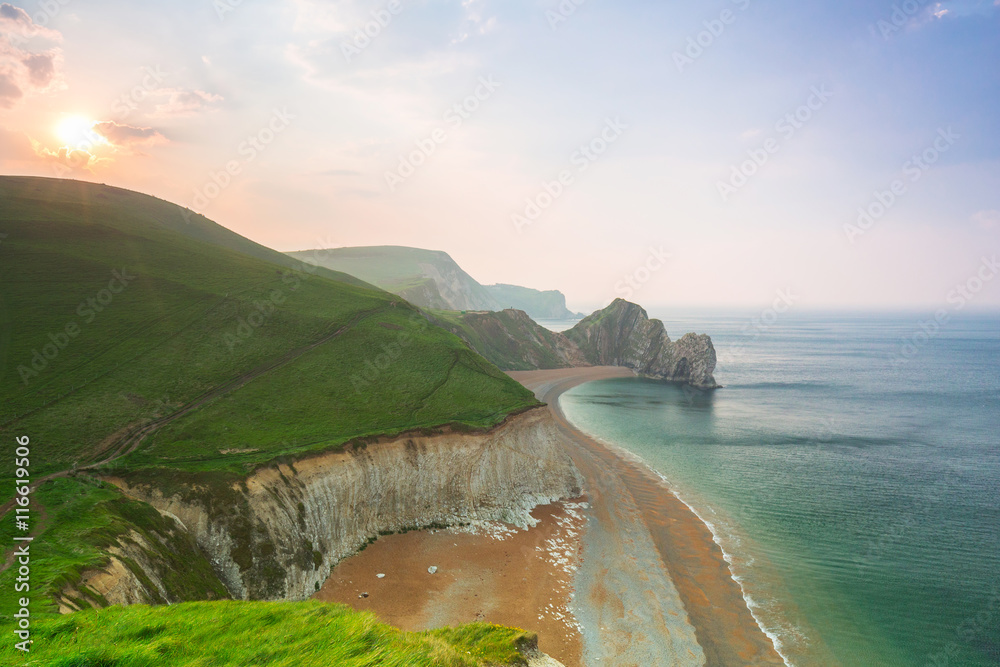 英国多塞特侏罗纪海岸海滩上的Durdle Door