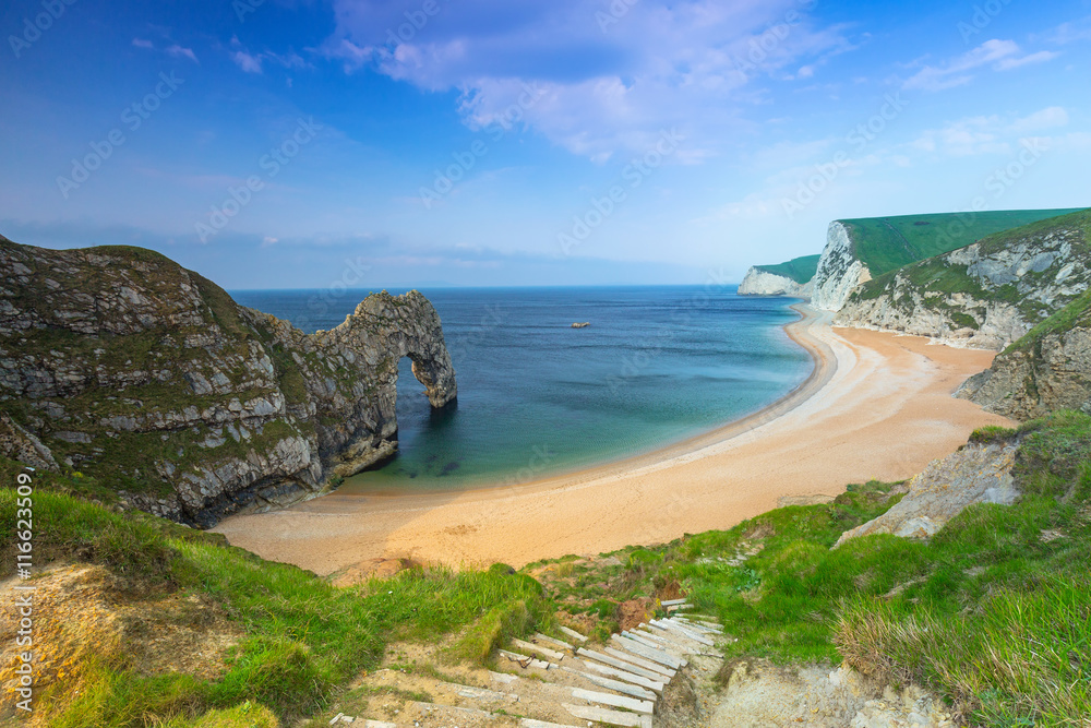 英国多塞特侏罗纪海岸海滩上的Durdle Door