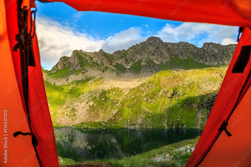 从旅游帐篷到高山湖泊的壮丽景色，罗马尼亚喀尔巴阡山，欧洲