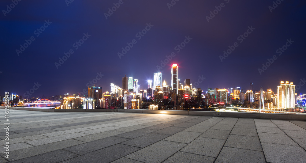 从空荡荡的楼层看重庆夜晚的城市景观和天际线