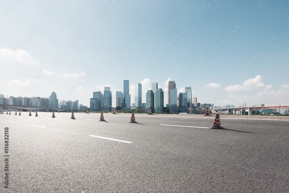 从空旷的道路看重庆的城市景观和天际线