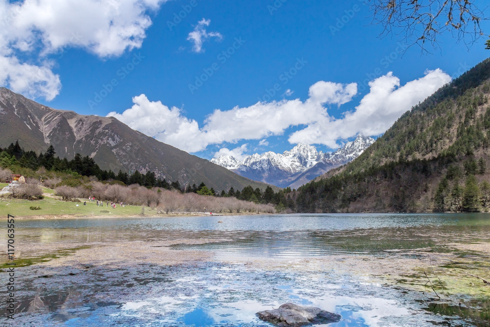 穆格尔夸山谷风景和历史森林及湖泊景点