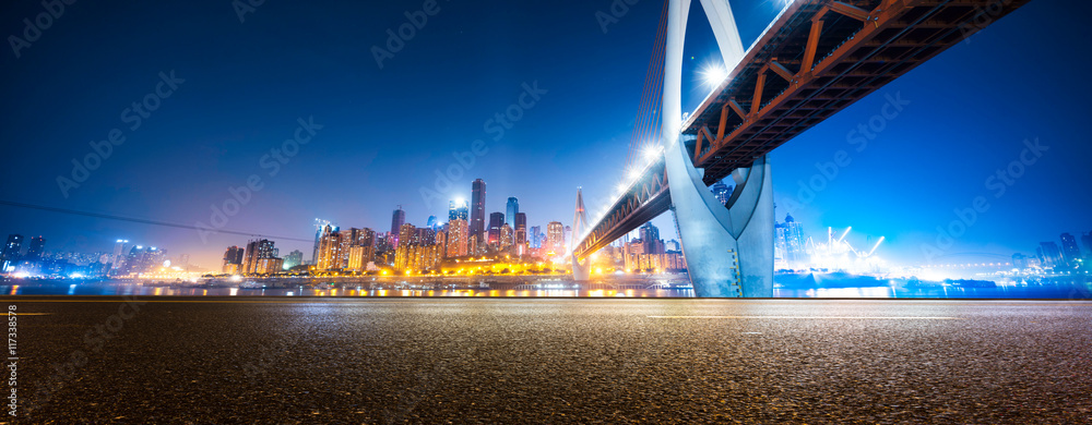 空旷道路上的重庆夜景