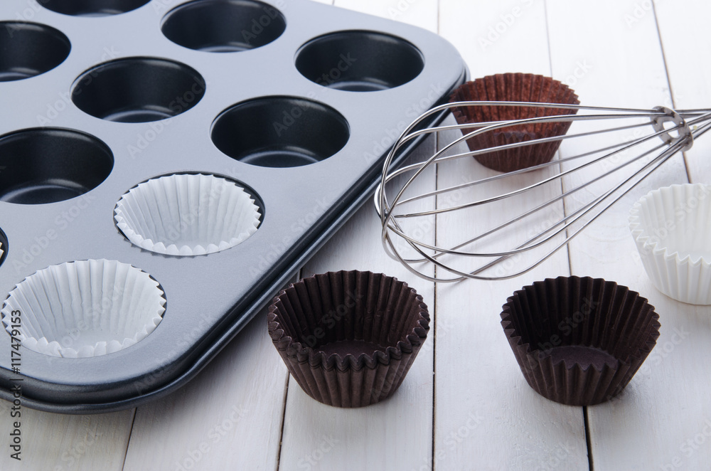 Baking utensils with cupcake cases. Baking paper for the mini cupcake.