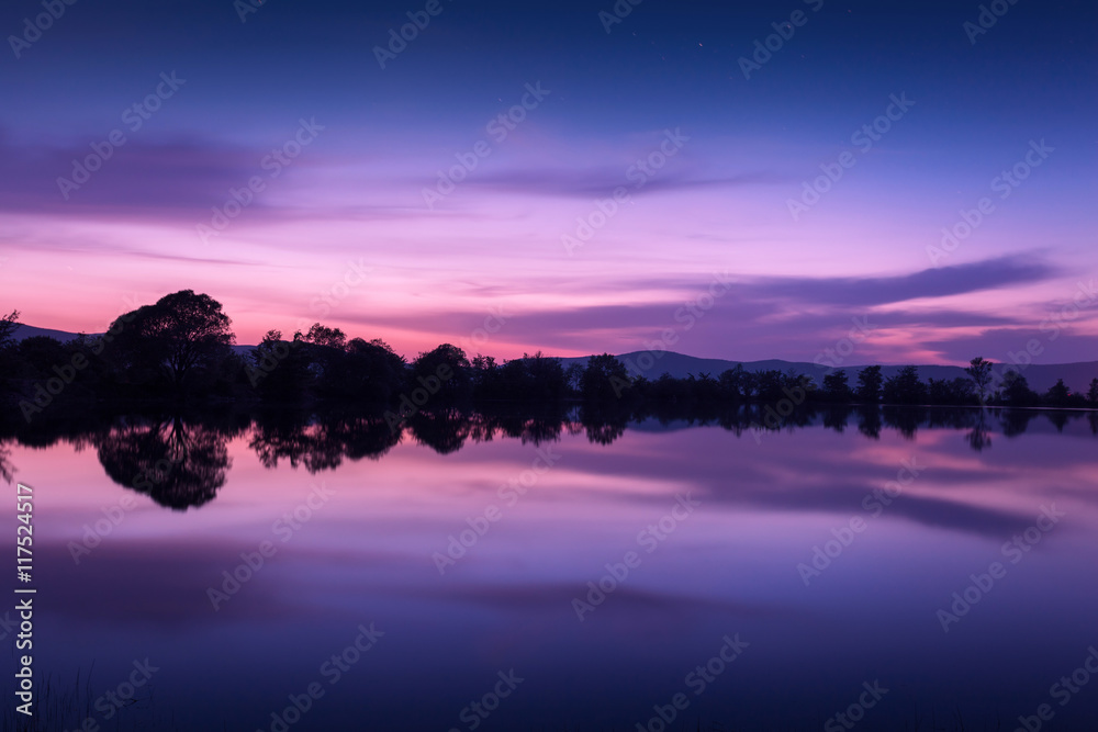 山湖上美丽的夜景，春天的星星和水中的倒影。Co