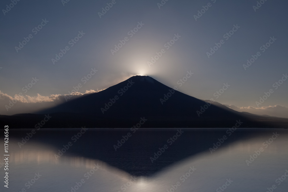 富士钻石，富士山顶日落，秋季山中湖倒影