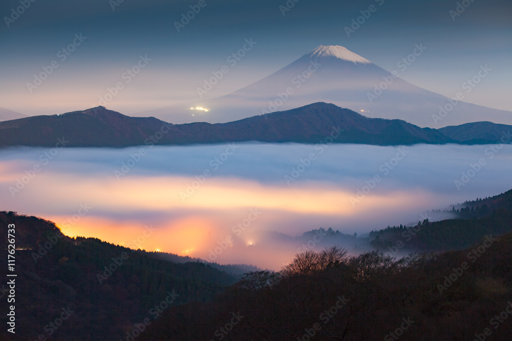 秋日清晨箱根阿势湖上方的富士山和薄雾之海