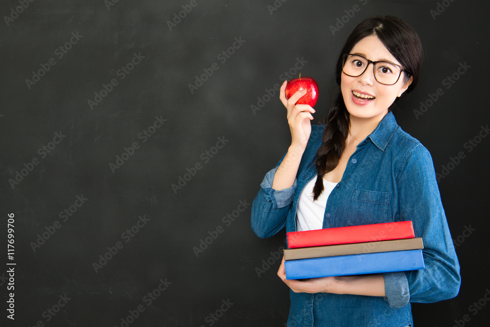 大学生开心地带着笑脸回到学校