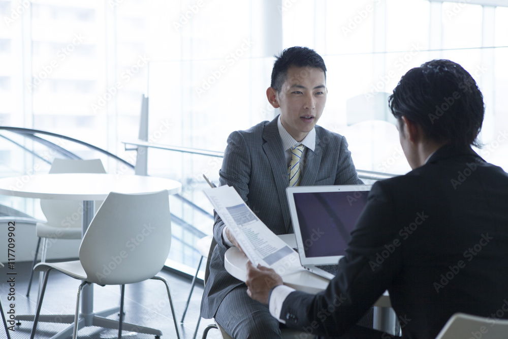 两位年轻的商人在办公室开会