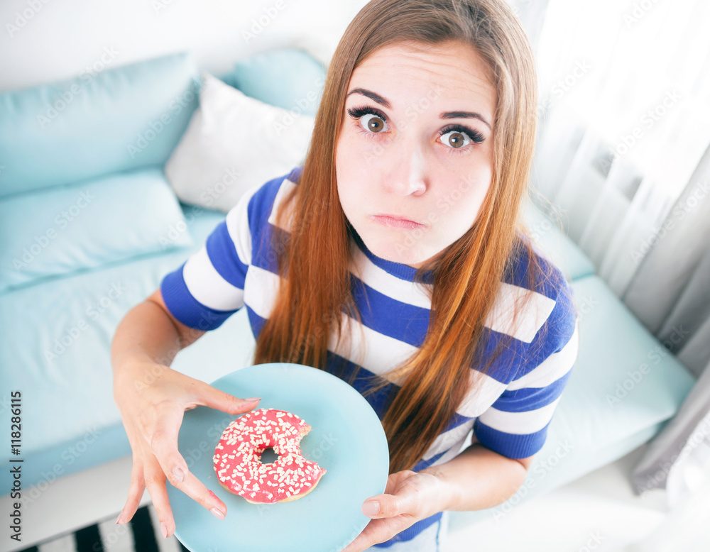 节食妇女在吃甜甜圈时被抓