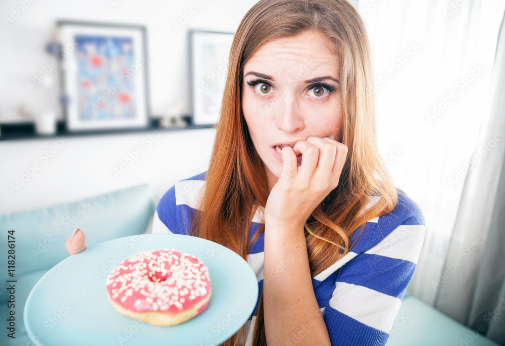 带甜甜圈节食的女人想吃甜甜圈