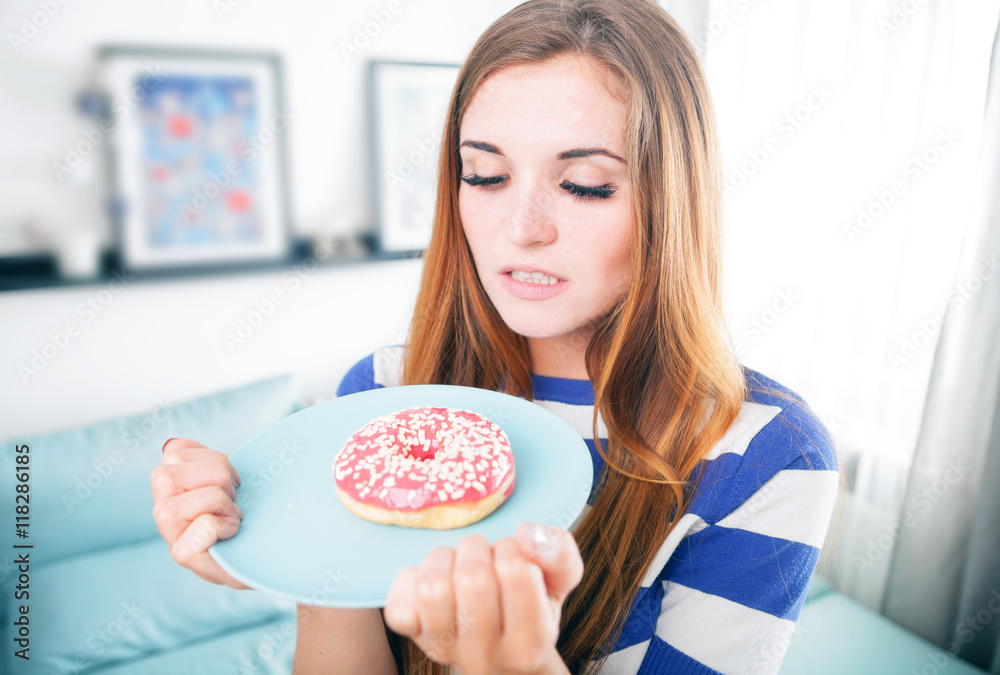 带着甜甜圈节食的女人想吃它