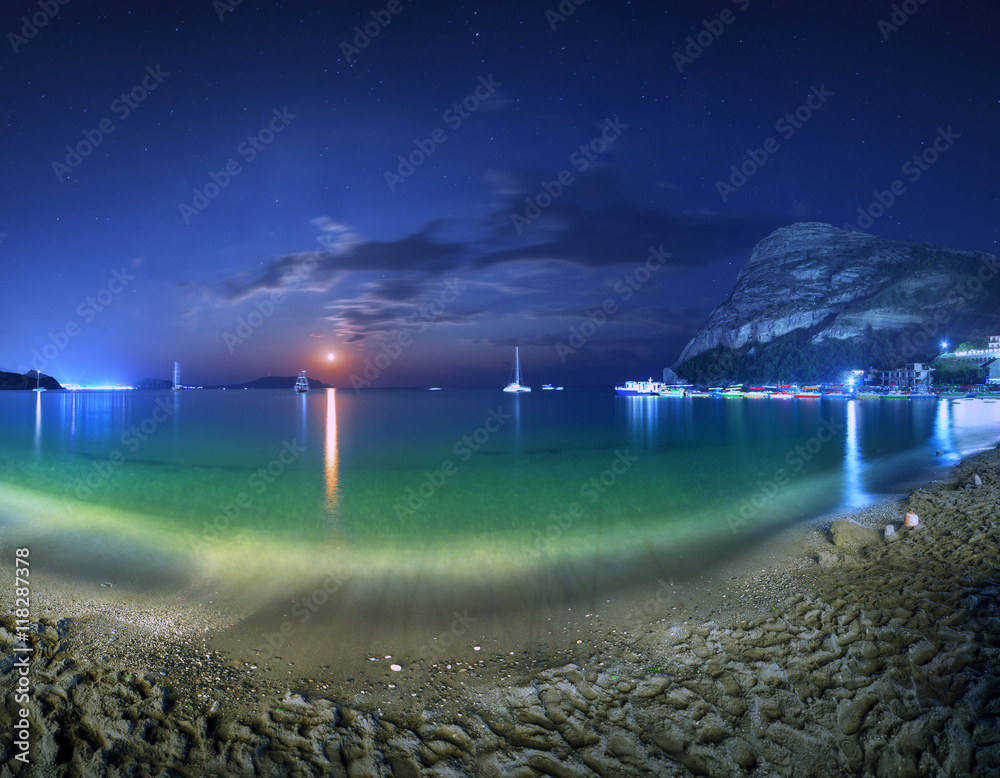 美丽的海滨夜景，黄沙、满月、群山和月径。Moo