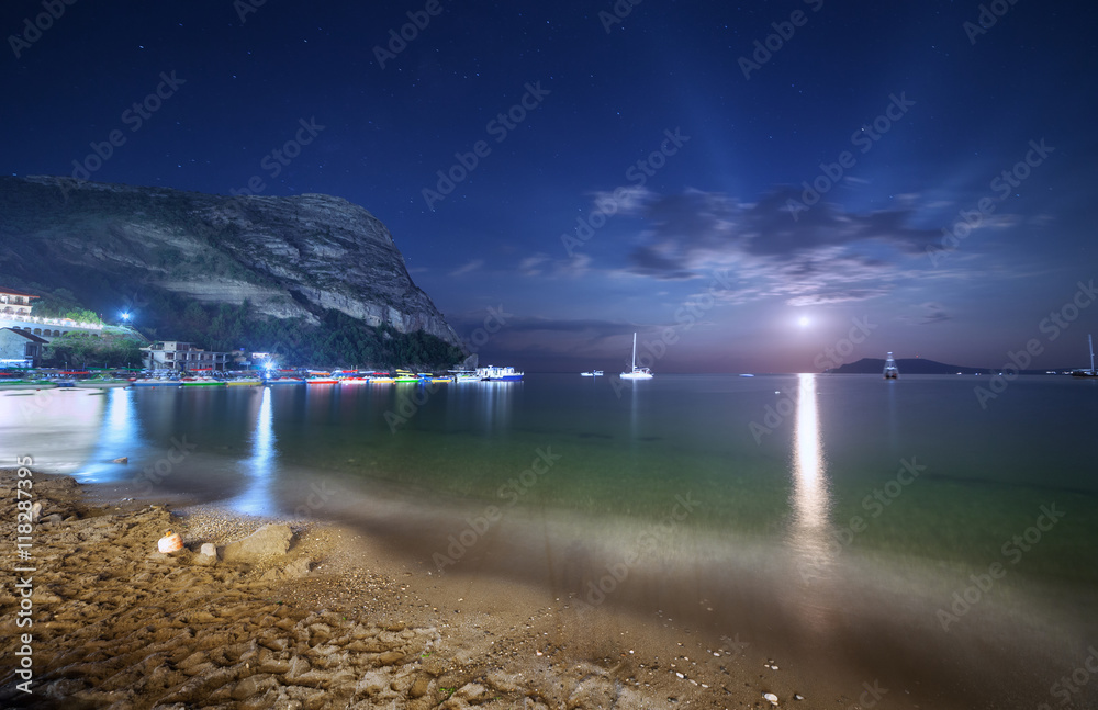 美丽的海滨夜景，黄沙、满月、群山和月径。Moo