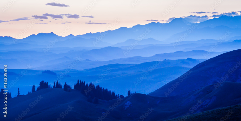 落日余晖层层叠叠的山脉，浩瀚的背景材料。