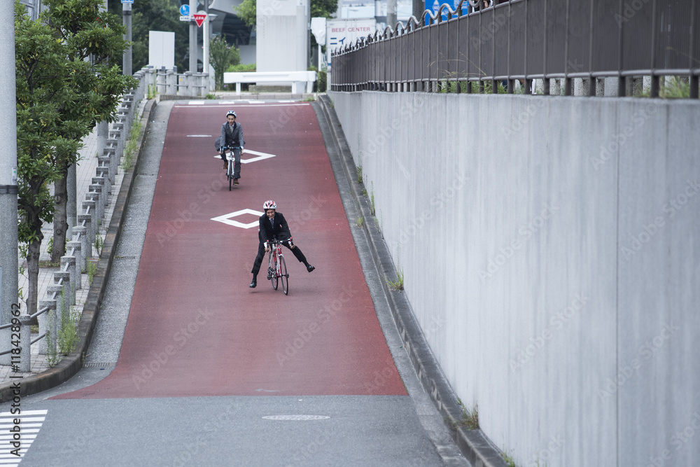 两名商人正在骑公路自行车