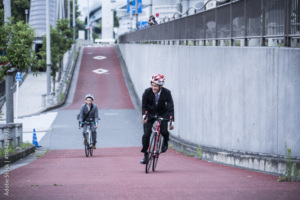 两名商人为了健康骑公路自行车通勤